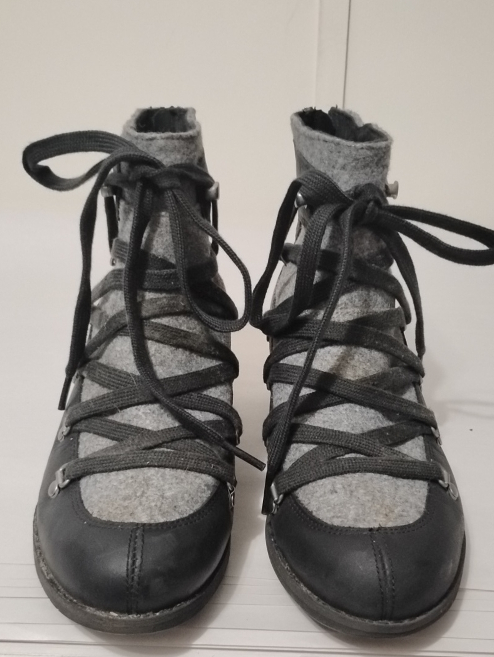 Merrell Women’s 7.5 Shiloh Gray Felt‎ & Black Leather Lace-Up Ankle Boots
